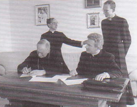 Marcel Lefebvre firmando los acuerdos entreguistas con la Neo Iglesia conciliar el 5 de mayo de 1988.