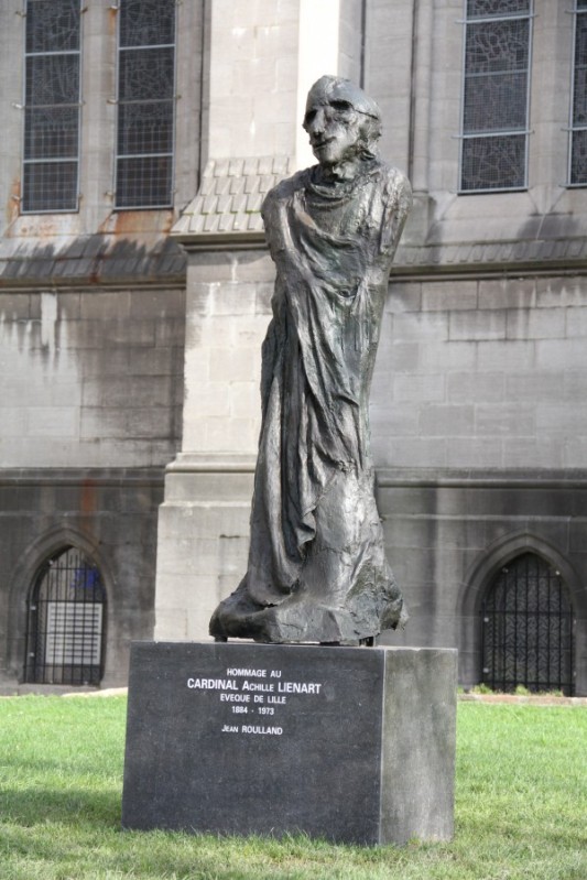 Espantosa estatua en honor al "cardenal" Achille Liénart en Lillé. Seguramente ordenada y confeccionada por sus "hermanos" de logia.